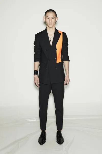 Look 16